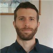 Profesor de inglés especializado en clases para adultos